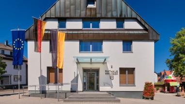 Rathaus Bischweier mit Fahnen