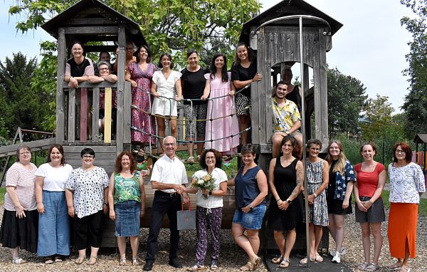 Bürgermeister gratuliert Frau Herbstreith zum Dienstjubiläum, im Hintergrund das Personal es Kinderhauses