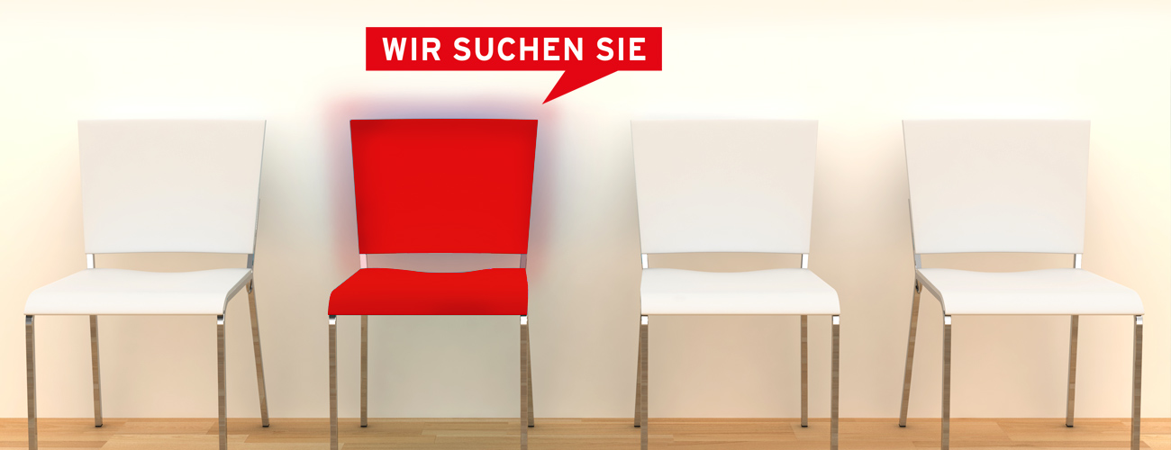 3 weiße Stühle und ein roter Stuhl