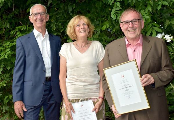 Zu sehen ist rechts Herr Bürgermeister Robert Wein, mittig Frau Balduin-Schober und links Herr Michael Jüngling    